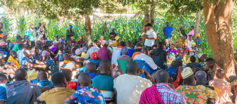 Sehemu ya wananchi wa Kijiji cha Majojoro, Halmashauri ya Wilaya ya Sikonge, wakishiriki mkutano wa kijiji kwa ajili ya mchakato wa uandaaji wa Hati za Hakimiliki za Kimila (CCROs) kupitia uwezeshaji wa Tume kwa kushirikiana na shirika la ADAP.